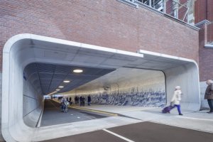 Fiets- en voetgangerstunnel bij Amsterdam Centraal Station open