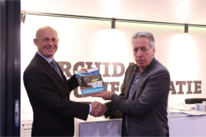 Peter Fraanje ontvangt eerste exemplaar BouwdetailWijzer op BouwBeurs '17