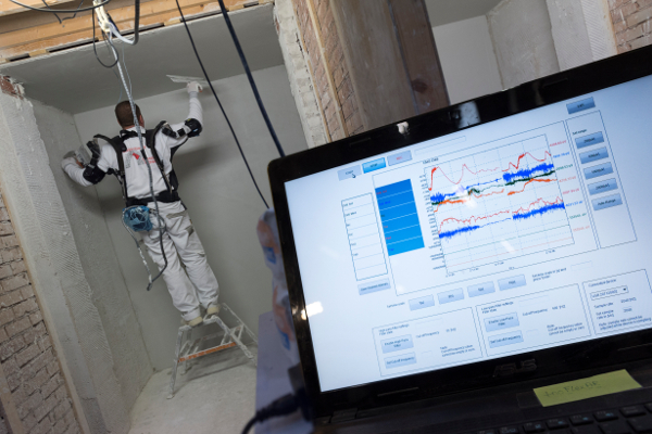 TNO-test: exoskelet leidt tot minder belasting stukadoors