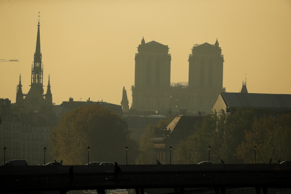 Silhouette torenspits Notre-Dame weer zichtbaar