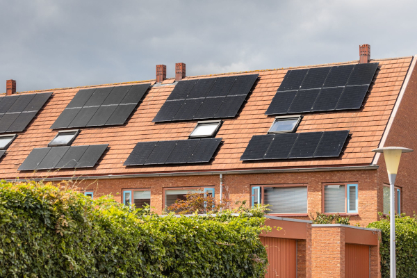 Zonne-energiesector tegen claim om einde salderingsregeling