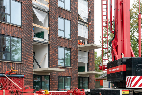 Droogmontage uitkragende prefab balkons biedt tijdwinst