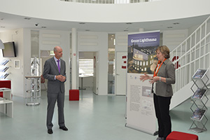 Minister Blok informeert naar gebruikerservaringen in duurzaam en comfortabel gebouw