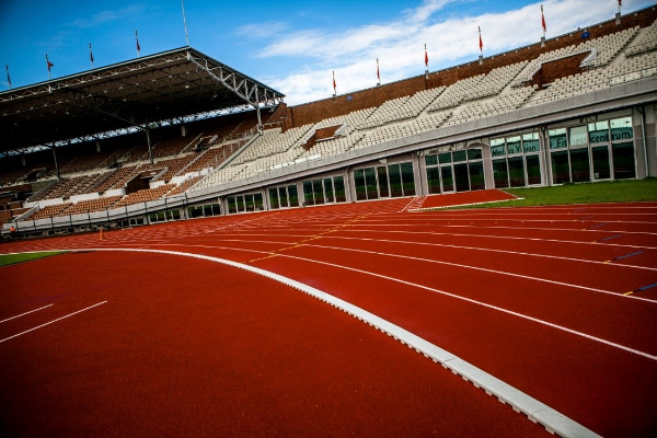 ACO introduceert verwijderbare rvs afdekking voor atletiekbanen 