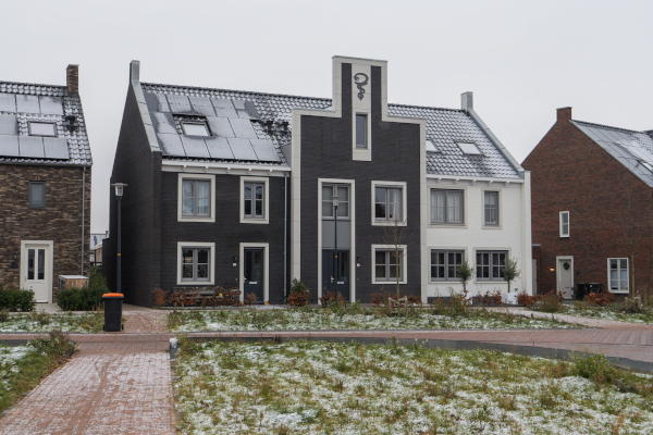 Raamkaders en gevelelementen geven kenmerkend effect