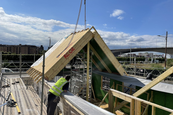 Bouw van CO2-vrij huis voor COP26 in volle gang