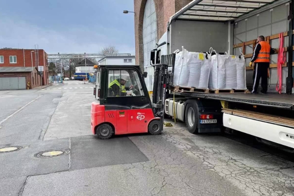 Hoe elektrische palletwagens en veegmachines uw bouwplaats optimaliseren