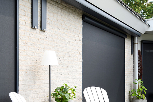 Screens in of op de dag monteren?