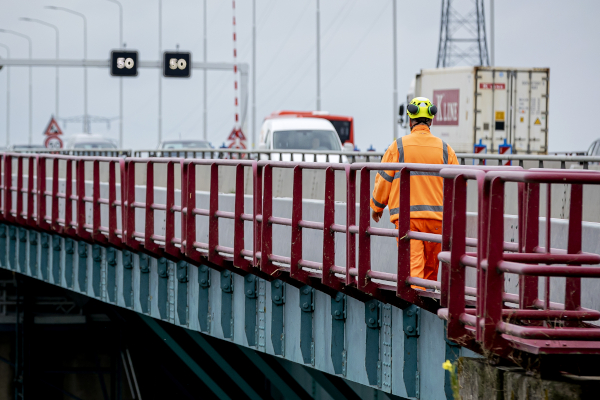 Hoekse Waard wil actie ministerie bij renovatie Haringvlietbrug
